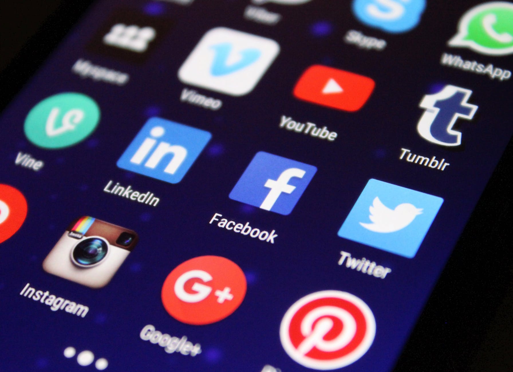 社交平台網站 Social Platform Website 網頁設計, 網站製作, 手機應用程式 iPhone Android Apps 開發, 網上宣傳推廣 facebook instagram online marketing, SEO Google Yahoo 搜尋引擎排名優化提升